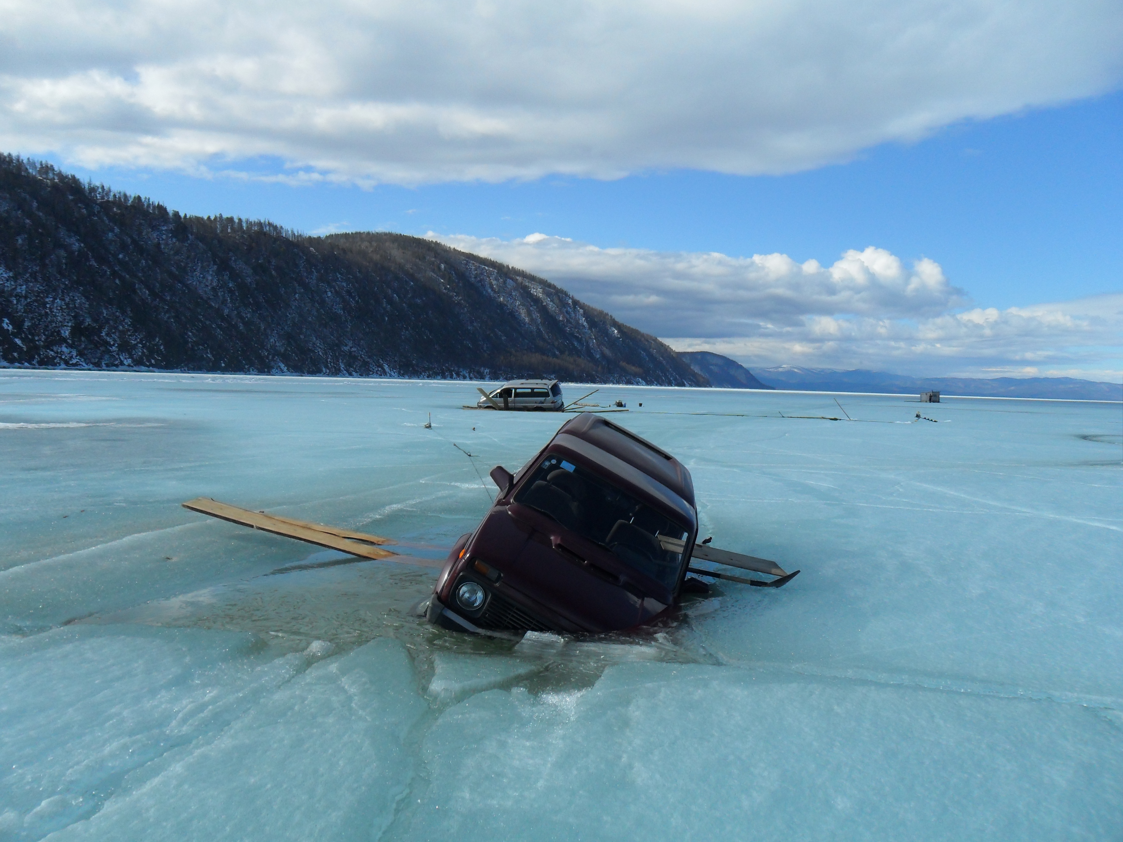 Можно ли ездить на лодке. Байкал авто. Машина на озере Байкал. Машина на льду Байкала. Машины тонут на Байкале.